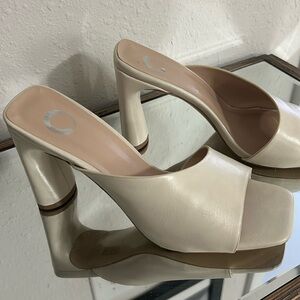 Beautiful creamy white mule heels with an edgy look. Upgrade your shoe game sz 8